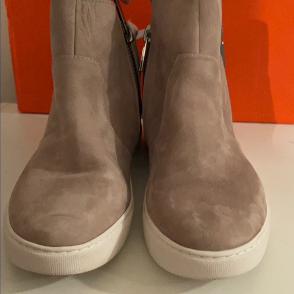 Kenneth Cole zip up booties